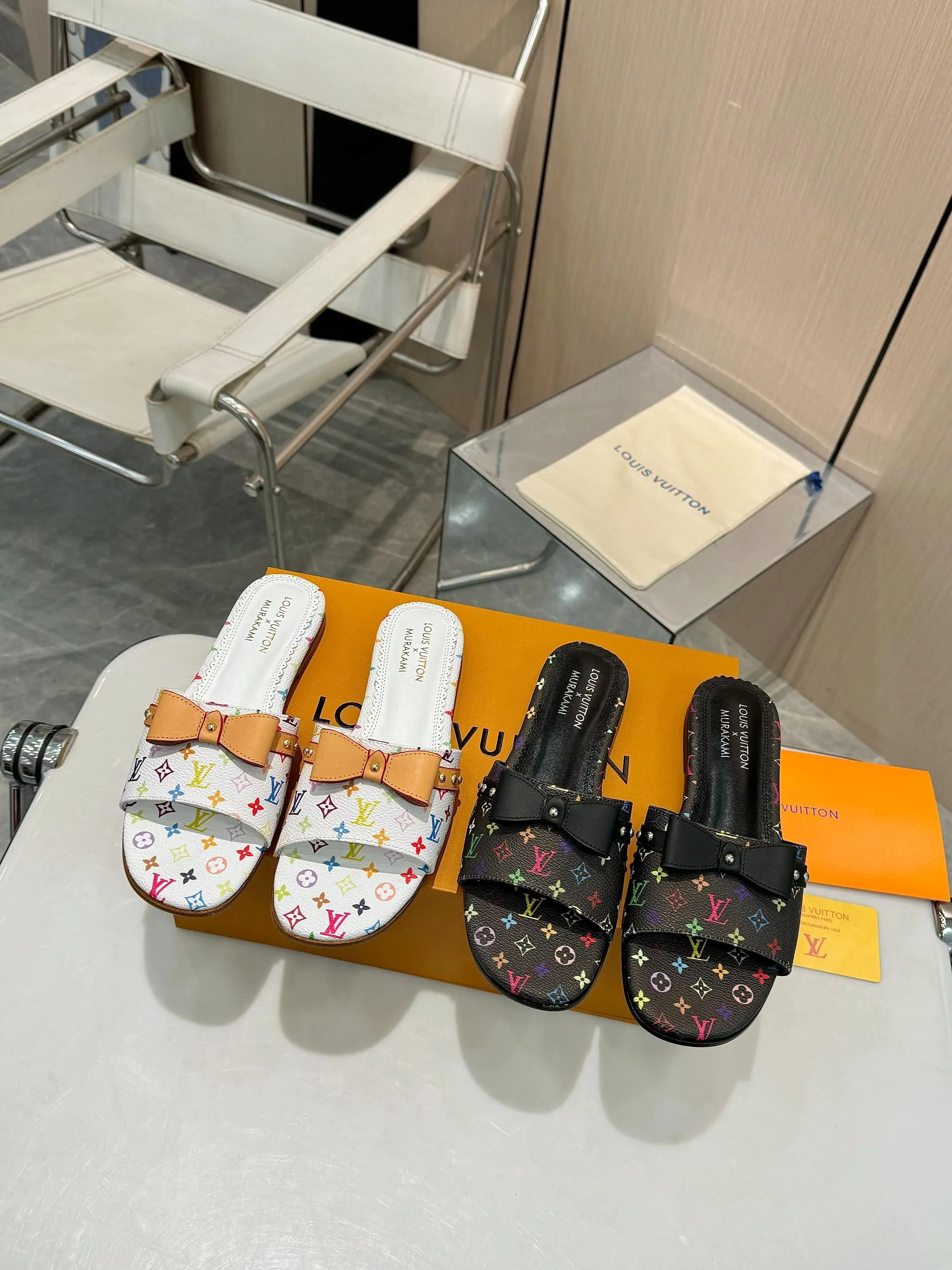 👟👟Ex-factory price 480👟👟 Flat heel top version👠💖Fashion essential LV Louis Vuitton high heels, a new luxury experience ✨Today I recommend a Louis Vuitton beauty to you. It uses high-end genuine leather soles and feels comfortable on the feet. Every step feels like walking on the clouds.  High-end lasting technology, the foot feels incomparable!  💙The perfect combination of brand printed leather and brand hardware buckles creates a unique fashion sparkle, highlighting nobility and luxury!  Classic design, exquisite craftsmanship, and quality in every detail.  Whether it's the casual style of matching or the elegant style of a skirt, it can be easily controlled.  Wear this pair of shoes and become the fashion focus on the street, showing off your elegant taste! 💃 Fabric: Brand printed fabric Lining: Breathable sheepskin Sole: Italian leather sole Size: 35-42 (34/40/41/42 customized)